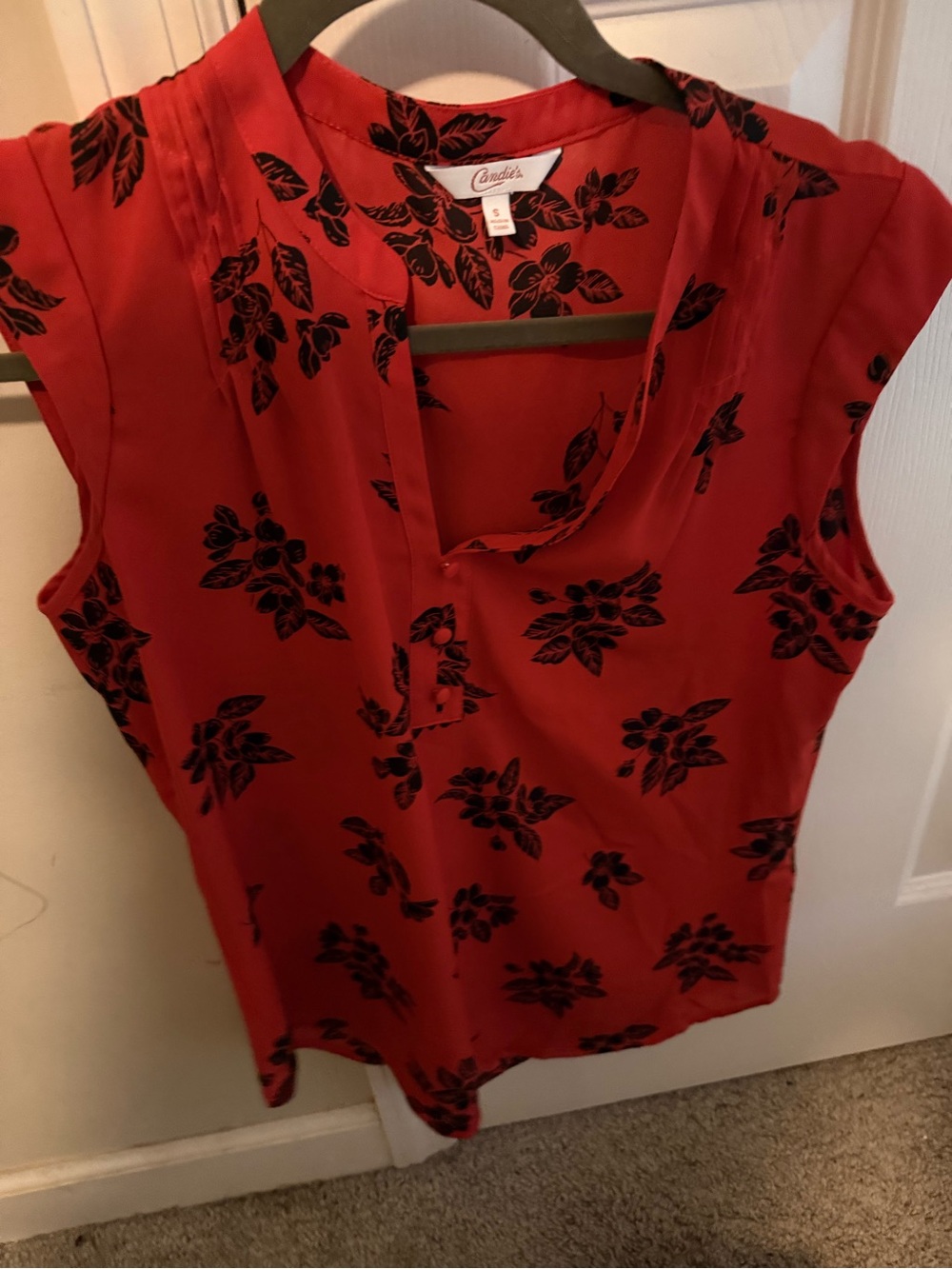 Candie's Red Sleeveless Floral V-Neck Blouse